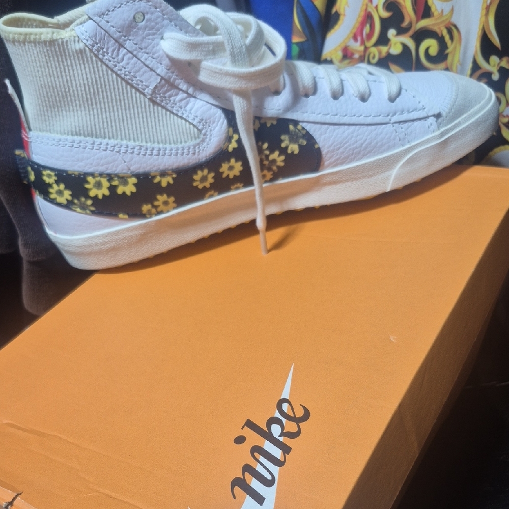Nike Men White and Black Floral High-Tops